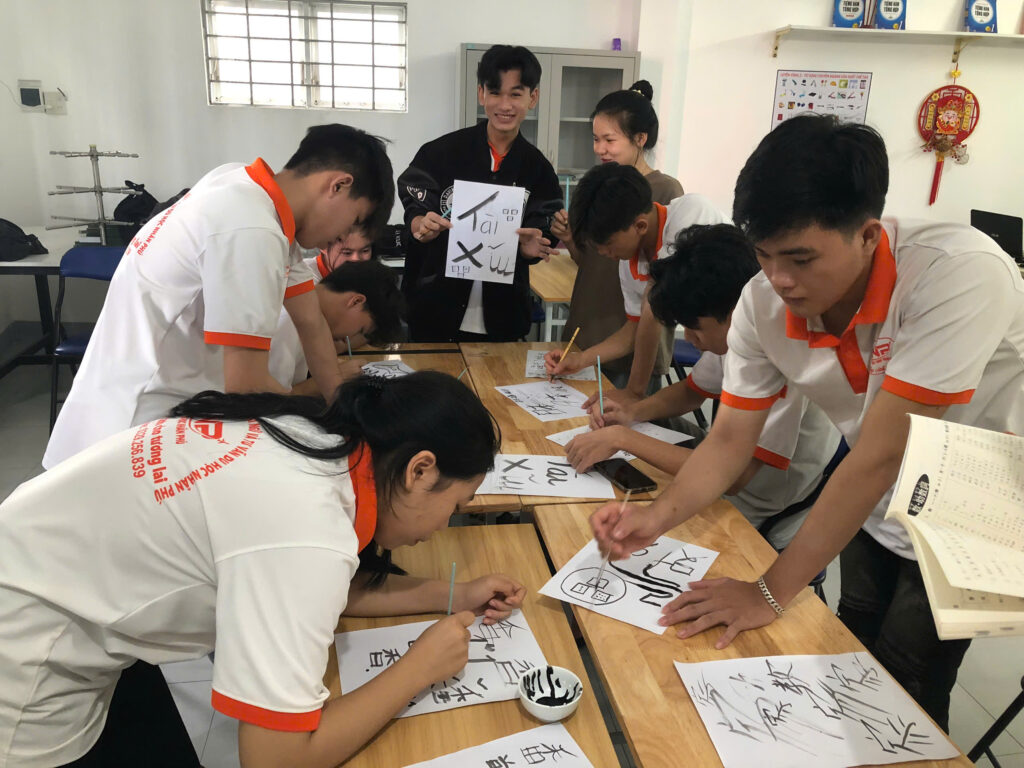 HOẠT ĐỘNG VIẾT THƯ PHÁP