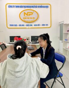 Hình: Cán bộ tư vấn của DU HỌC NHÂN PHÚ hướng dẫn học sinh về hồ sơ du học