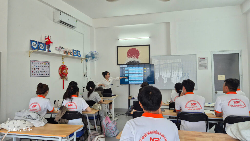Hình ảnh: Buổi học tiếng Nhật sơ cấp tại Du học Nhân Phú